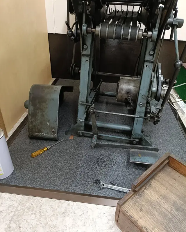 印刷したついでに掃除をしていたら、直接印刷とは関係ない部分が取り外せることを発見。掃除がしやすい！これで、よくわからないタイミングでよくわからないところから真っ黒なほこりが出てきて紙が汚れる事故が減らせます。
自分でメンテナンスできるように、なんとなく作りを把握しながらたまに恐る恐る分解してます。
今日の私の爪は真っ黒です😇

#活版印刷 #活版 #延岡 #延岡市
