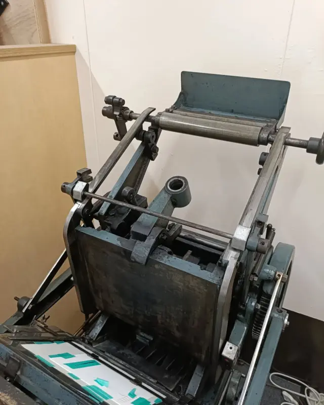 まだ分解中です。
分解を重ねるたびに、あきらかにオリジナルではない部品や箇所があることに気づいてきました。おそらく今までの持ち主たちが自身で修理をしてきたのだと思います。
私も今回、最初の頃に分解して掃除したときにネジ締めの力加減を間違えたようで、部品が欠けてしまったところを見つけました。後日パテで補修する予定です。
機械の扱いを間違えて初めて部品を曲げてしまったとき、部屋の隅で膝を抱えて泣いていた私もこんなに成長（？）しました。

#活版印刷 #活版 #延岡 #延岡市